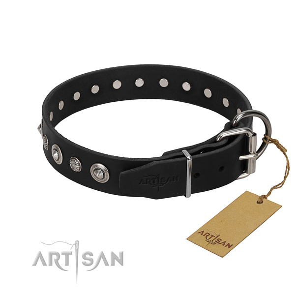 Nieten Lederhalsband in schwarz